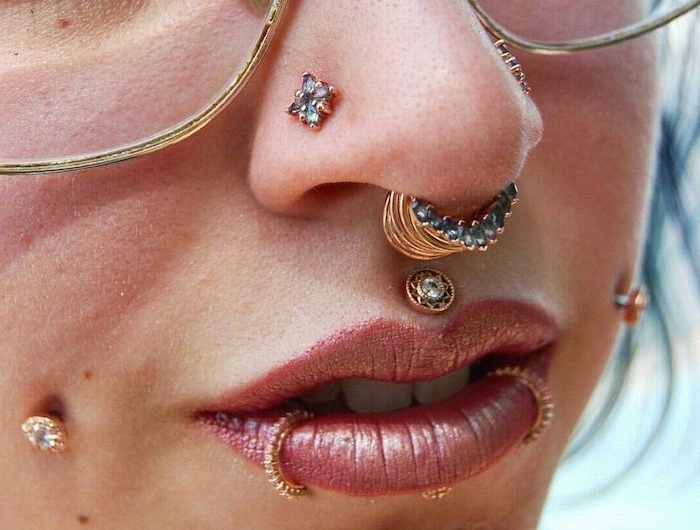 zwei mundpiercings kleine piercings an den wangen medusa piercing lippe nasepiercing inspiration glitzender lippenstift