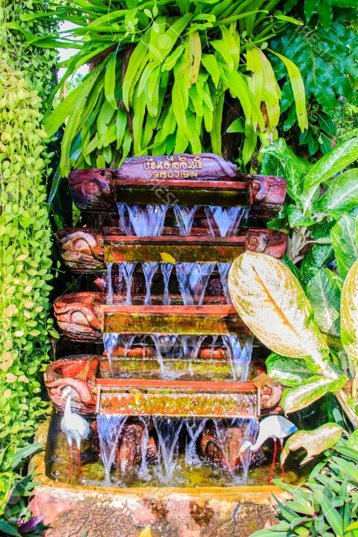 0 ideen für den garten moderne gartengestaltung außenbereich dekoideen kleiner wasserfall