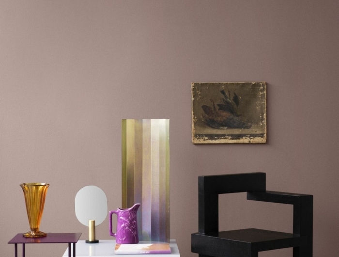 0 mauve farbe wandfarbe ideen trendige farbtöne designer möbel schwarzer stuhl weißer tisch