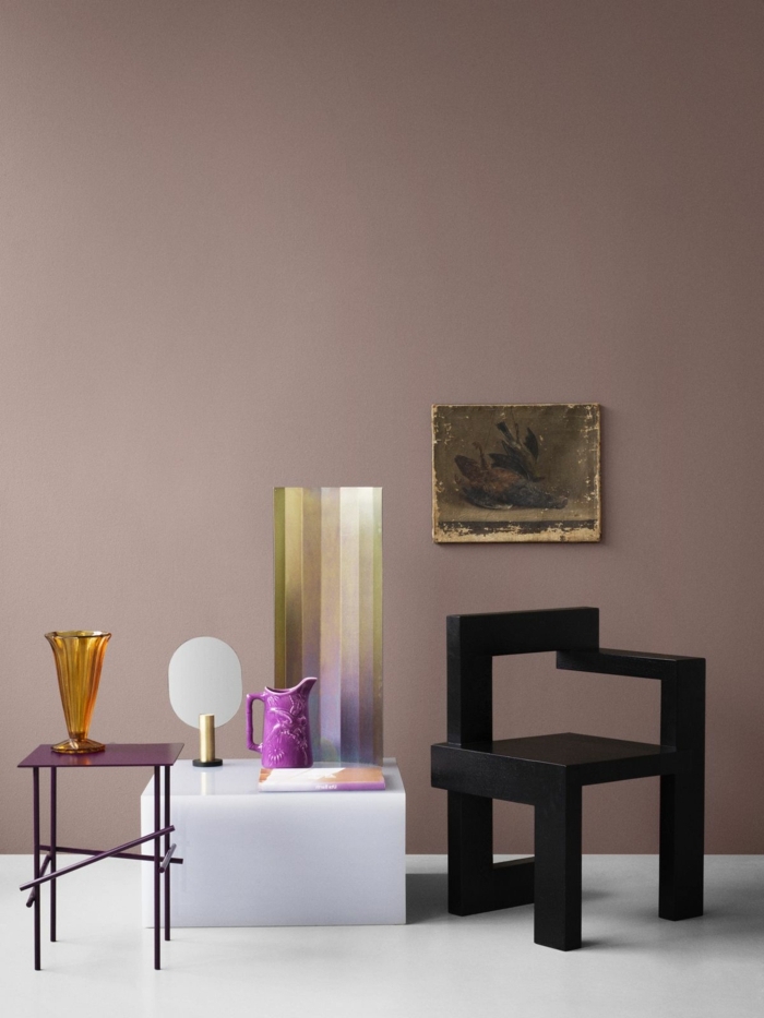 0 mauve farbe wandfarbe ideen trendige farbtöne designer möbel schwarzer stuhl weißer tisch