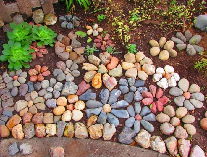 1 kleine gärten gestalten gartendeko mit steine blumen einfache und pflegeleichte gartendekoration