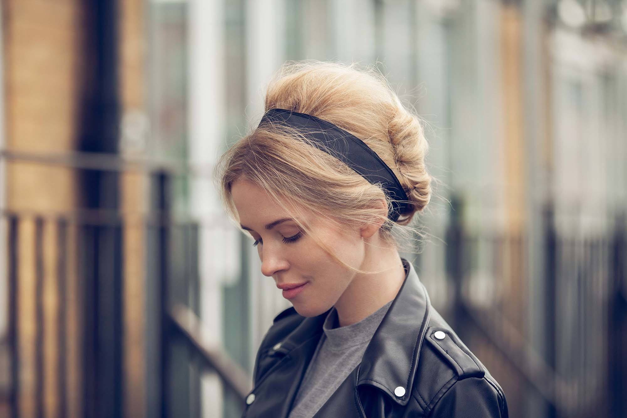 60er jahren coole frisur schulterlange haare mit pony und haarband für den alltag frau in schwarzen lederjacke und grauen t shirt