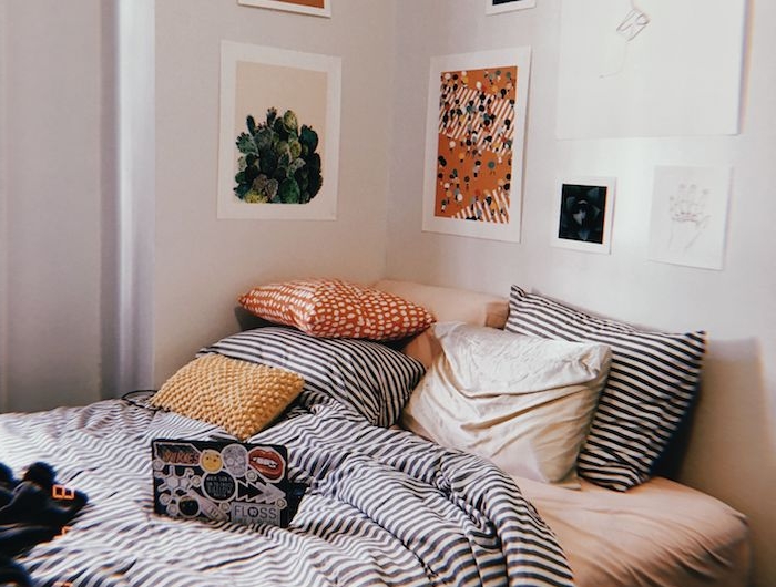 bilder wand dekoration tumblr zimmer ideen schlafzimmer einrichten angesagte trends interior design 2020 bunte kissen deko linienzeichnungen