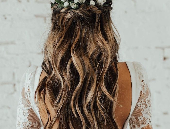 blumenkranz accessoire hochzeitsfrisuren lange haare braune haare mit blonden strähnen rückenloses weißes kleid mit kurzen ärmeln elegante hochzeit