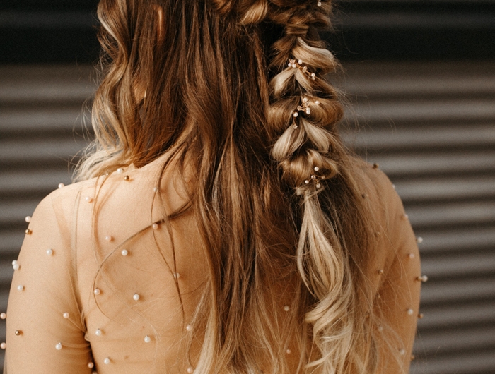 boho chic hochzeit cremefarbenes kleid mit perlen braune haare mit blonden strähnen flechtfrisuren lange haare brautfrisur halboffen mit wellen