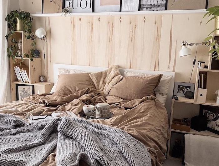 braune farbtöne einrichtung schlafzimmer teenager wandgestaltung jugendzimmer minimalistische bilder mit schwarzem rahmen offene schränke und regale graue decke