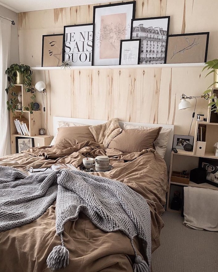 braune farbtöne einrichtung schlafzimmer teenager wandgestaltung jugendzimmer minimalistische bilder mit schwarzem rahmen offene schränke und regale graue decke