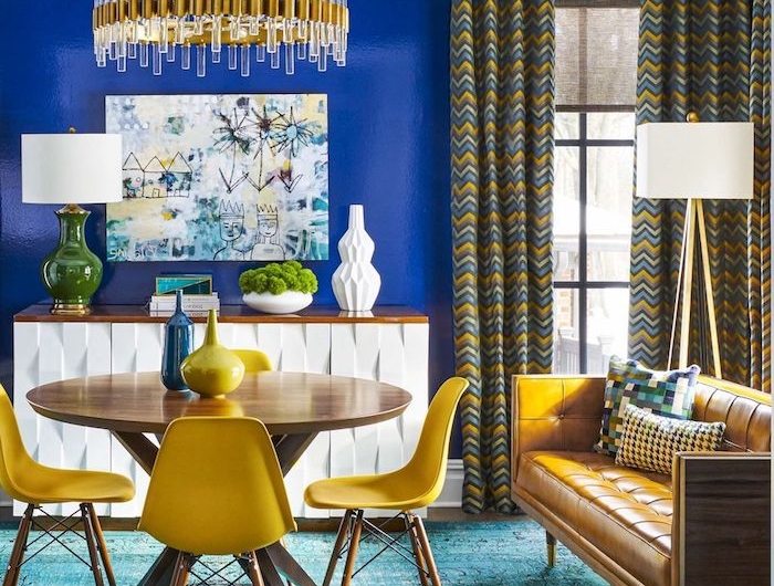 bunte zimemerdeko wände in dunkelblau streichen mit bunten vohängen möbel in gelb undhellbraun wohnzimmer streichen ideen