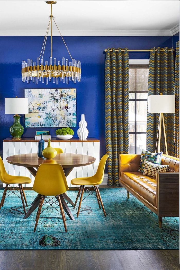 bunte zimemerdeko wände in dunkelblau streichen mit bunten vohängen möbel in gelb undhellbraun wohnzimmer streichen ideen