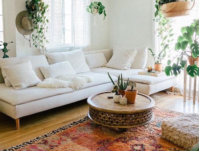 bunter boho teppich weißer ecksofa runder kaffeetisch hängende pflanzen dekoartikel wohnzimmer tumblr zimmer deko inneneinrichtung inspiration böhmischer stil einrichtung wohnung