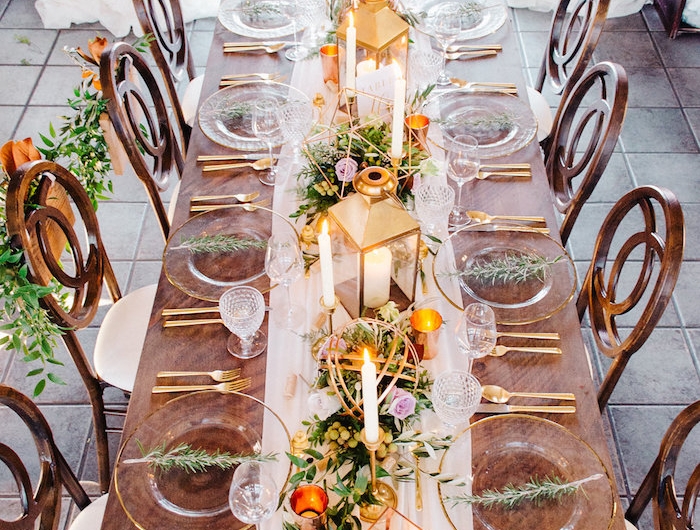 deko für den tisch in gold glass und holz auf einem holztisch und stühle goldhochzeit