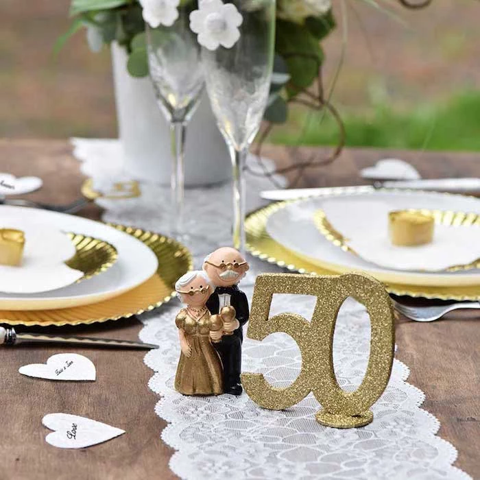 deko zur goldenen hochzeit kleine figuren des ehepaares goldene tabelle mit nummer