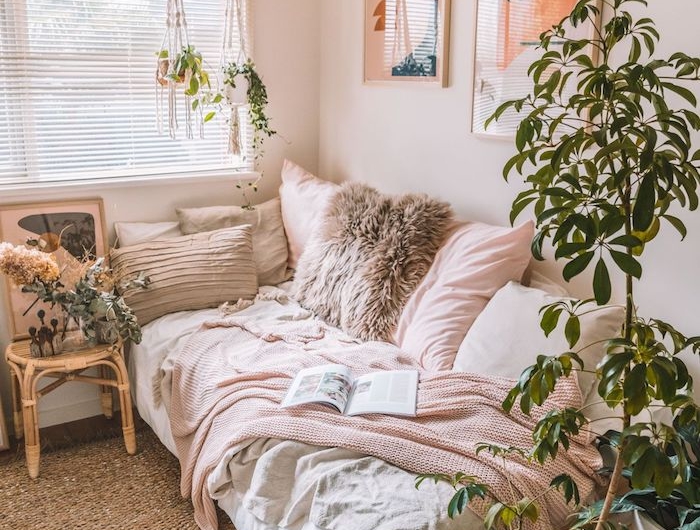 dekoration schlafzimmer pflanze ästhetik neutrale farben blasspinke kissen bilder an die wand kleines bett kleines zimmer einrichten ikea jugendzimmer