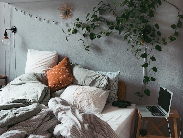 dekoration zimmer modern grüne pflanzen graue wand tumblr bett minimalistische innenausstattung jugendzimmer junge inspo