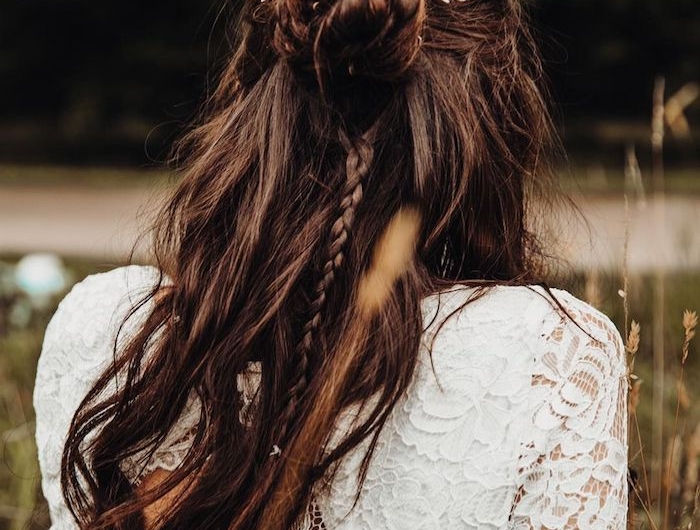 dutt frisuren mit zopf lange braune haare halboffene frisuren hochzeit braut böhmischer stil kleid weiß mit spirte rückenlos accessoires im haar