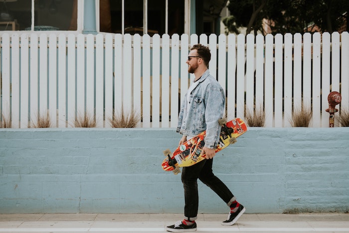 ein mann mit skateboard was kann man heute machen mann mit brilleund jacke ideen für freizeitaktivitäten