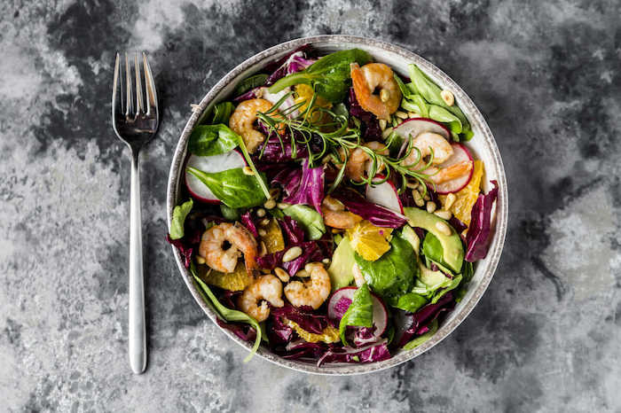 eine gabel und teller mit salat mit grünen blättern eines feldsalats rezept für feldsalat und ein dressing