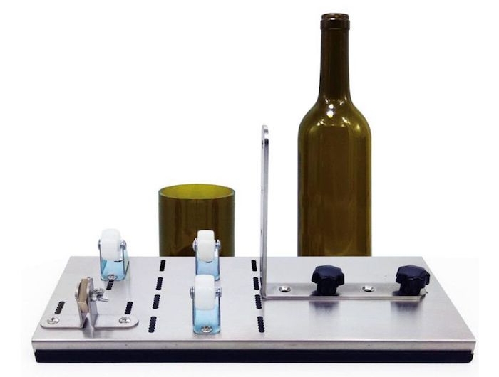 eine grüne geschnittene flasche ein wine bottle cutter messer diy ideen für erwachsene nachhaltige geschenke
