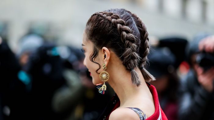 einfache frisuren für anfänger mittellanges haar dutch braid flechtfrisur frau in rotem kleid große goldene ohrringe