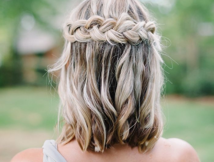 einfache frisuren für hochzeitsgäste kurzhaarschnitt blonde haare mit strähnen flechtfrisuren kurze haare brautjungfer