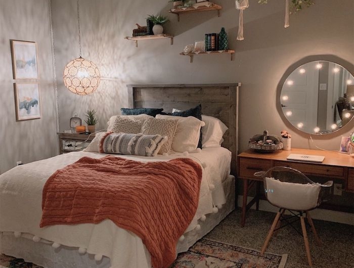 einfache schlafzimmer dekor ideen hängende pflanzen offene regale bunter teppich großer runder spiegel teenager zimmer mädchen modern einrichten