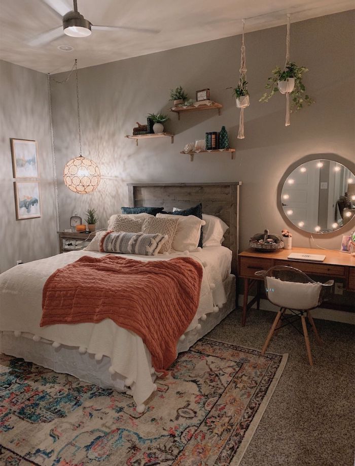 einfache schlafzimmer dekor ideen hängende pflanzen offene regale bunter teppich großer runder spiegel teenager zimmer mädchen modern einrichten