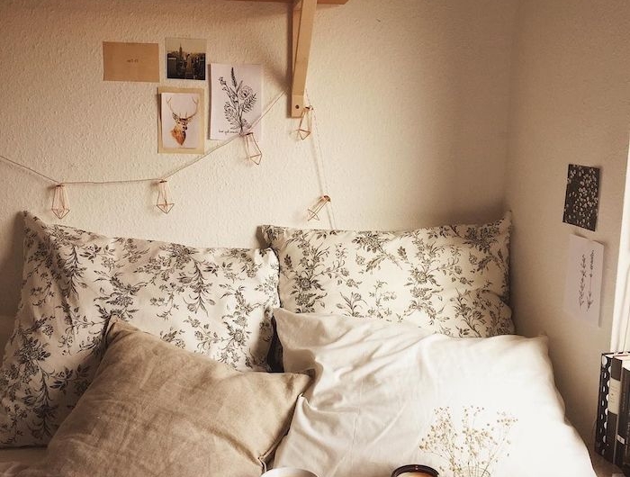 einrichtung schlafzimmer beige farben tumblr deko regal mit büchern kissen mit blumen cozy zimmer einrichten minimalistisch