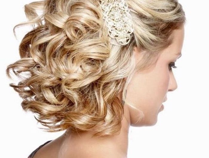 elegante frisur für mittellangen haarschnitt blonde frau mit lockigem haar mit silberer haarspange und grauen rock mit roten blumen
