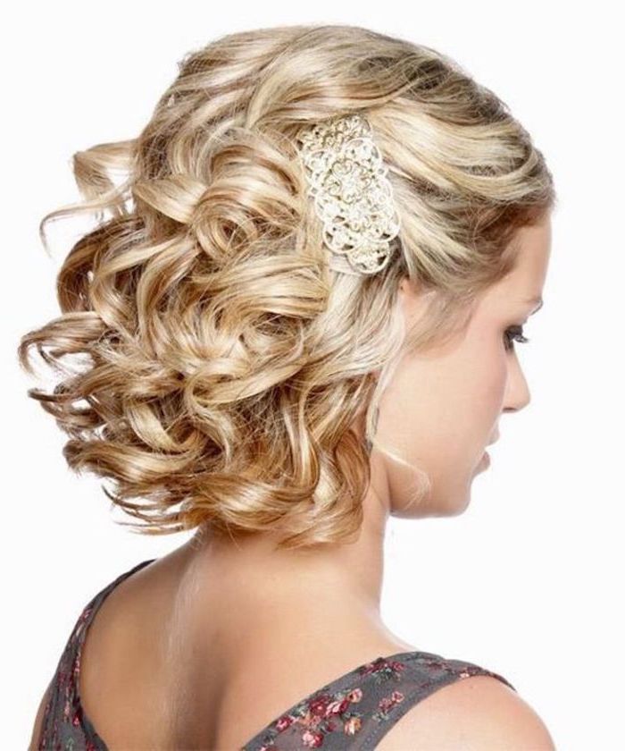 elegante frisur für mittellangen haarschnitt blonde frau mit lockigem haar mit silberer haarspange und grauen rock mit roten blumen