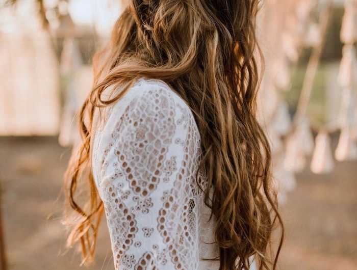 elegantes hochzeitskleid lang mit spitze boho chic style lange braune haare frisur halboffen mit accessoires im haare gewellte haare