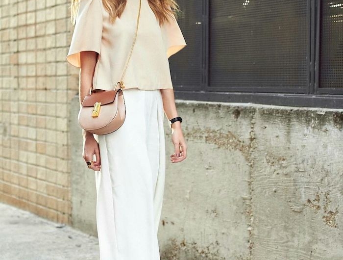 elegantes outfit in weiß und beige sandalen mit absatz mini tasche frau mit langen blonden haaren welche schuhe zur culotte mode inspo