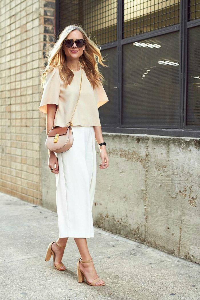 elegantes outfit in weiß und beige sandalen mit absatz mini tasche frau mit langen blonden haaren welche schuhe zur culotte mode inspo