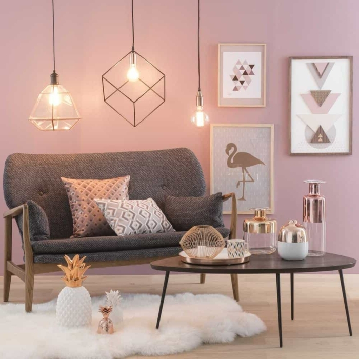 farbe malve im wohnzimmer dusty rosa weißer flauschiger teppich graues sofa wohnzimmerdeko feminin