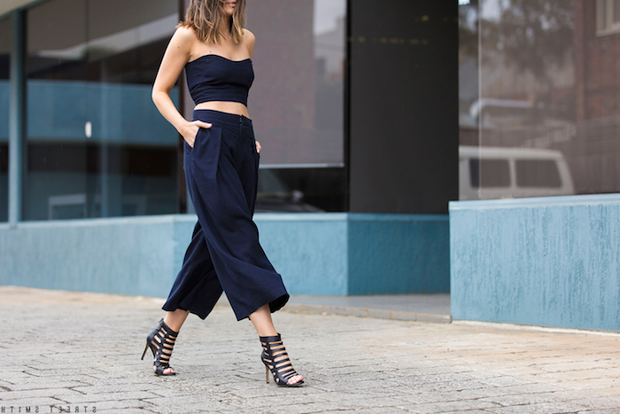 fashion inspiration monochromes dunkelblaues outfit crop top und culotte hose kombinieren elegante high heels weite hose mit hoher taille