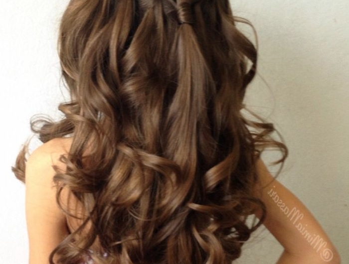 flechtfrisuren mit locknen halboffene frisur für mädchen moderne mädchenfrisuren für kommunion