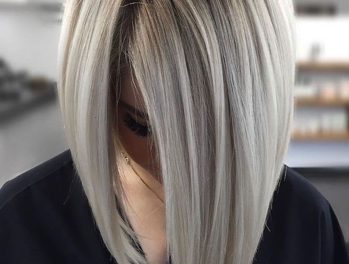 frisur mittellangem haarschnitt glattes haar grau hellblonde farbe frau mit schwarzer bluse
