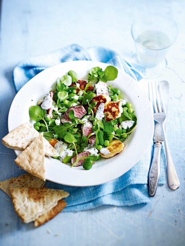 gabel und messer weißer teller mit salat mit grünen blättern eines feldsalats salat mit käse fleisch schinken und brot