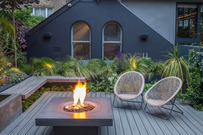 gartengestaltung kleine gärten moderne feuerstelle gartenbank aus holz sitzmöbel azs ratan