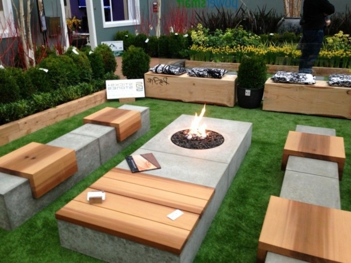 gartengestaltung kleine gärten moderne sitzbänke aus hozl und beton feuerstelle im hintergarten moderner außenbereich