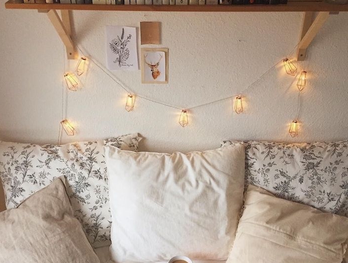 gemütliche herbst schlafzimmer dekoration jugendzimmer mädchen ideen mit lichterketten offenes regal mit büchern deko kissen weiß und beige
