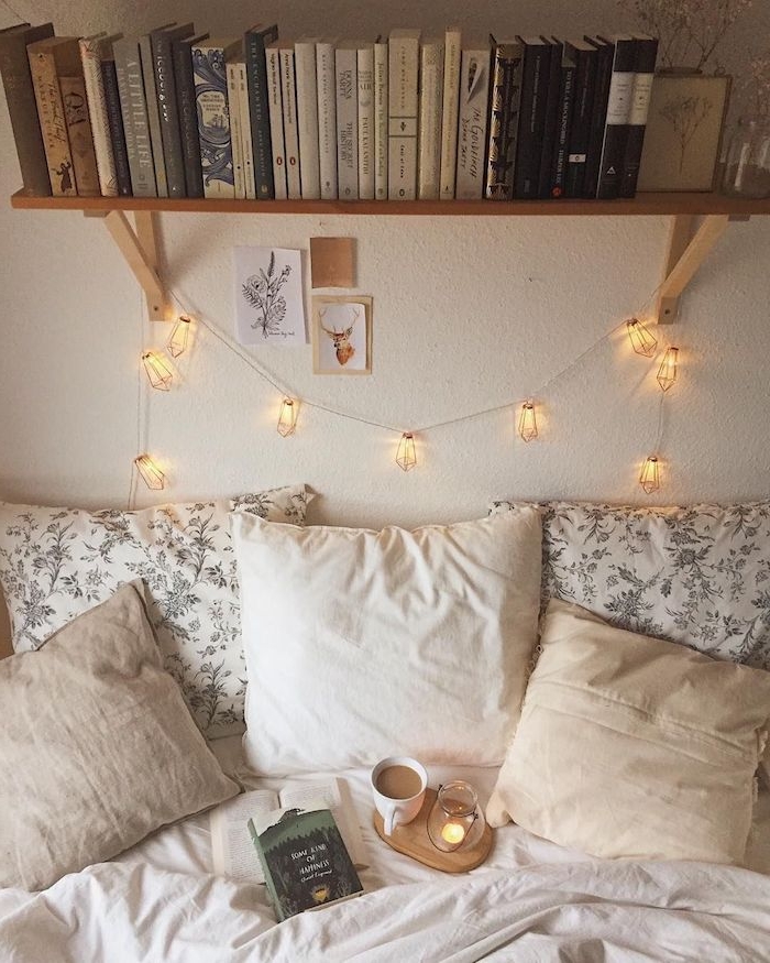 gemütliche herbst schlafzimmer dekoration jugendzimmer mädchen ideen mit lichterketten offenes regal mit büchern deko kissen weiß und beige