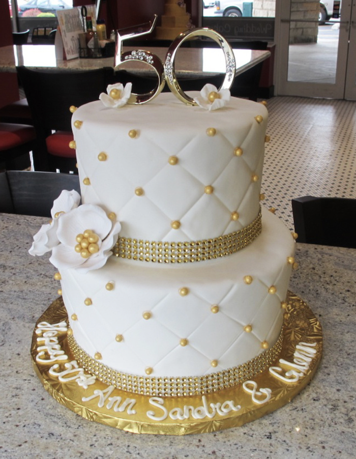 geschenke zur goldhochzeit große torte mit weißem foundant und goldenen elementen ziffern