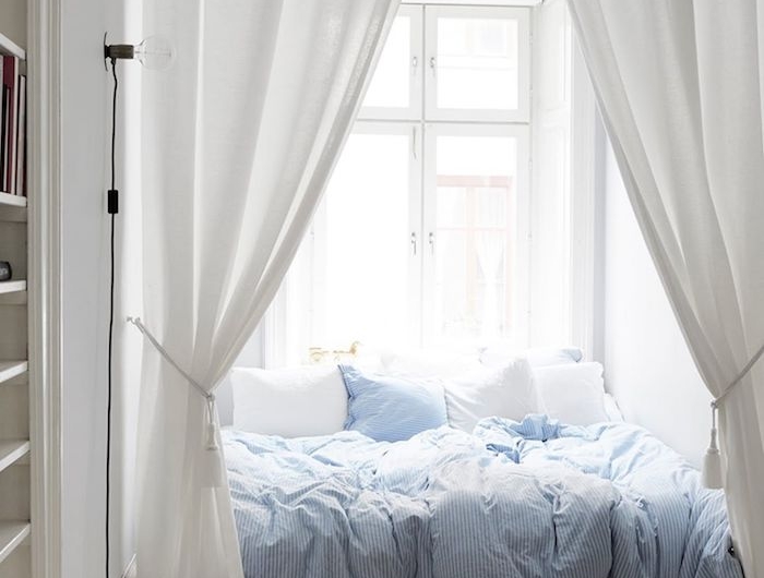 großes bett mit vorhängen blaue bettwäsche minimalistische einrichtung schlafzimmer jugendzimmer mädchen ideen neutrale farbtöne kleine räume interior design