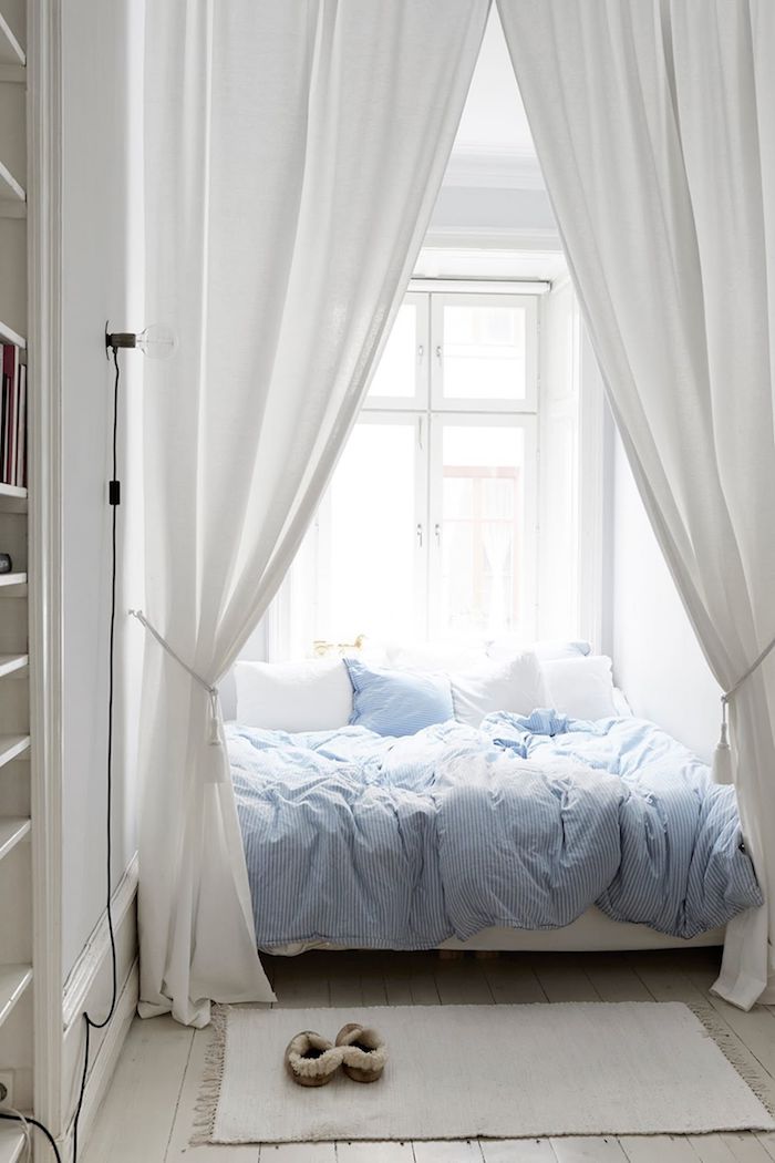 großes bett mit vorhängen blaue bettwäsche minimalistische einrichtung schlafzimmer jugendzimmer mädchen ideen neutrale farbtöne kleine räume interior design
