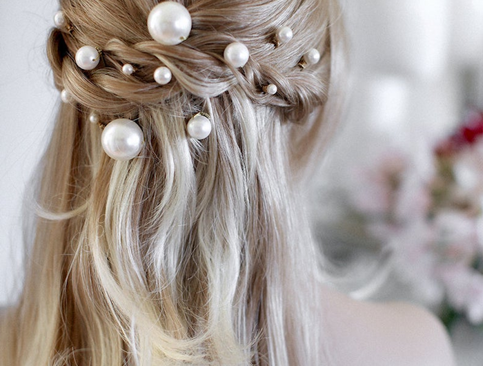 haaraccessoires weiße perlen im haar lange blonde haare brautfrisur offen halb hoch halb unten hochzeitsfrisuren stylische idee