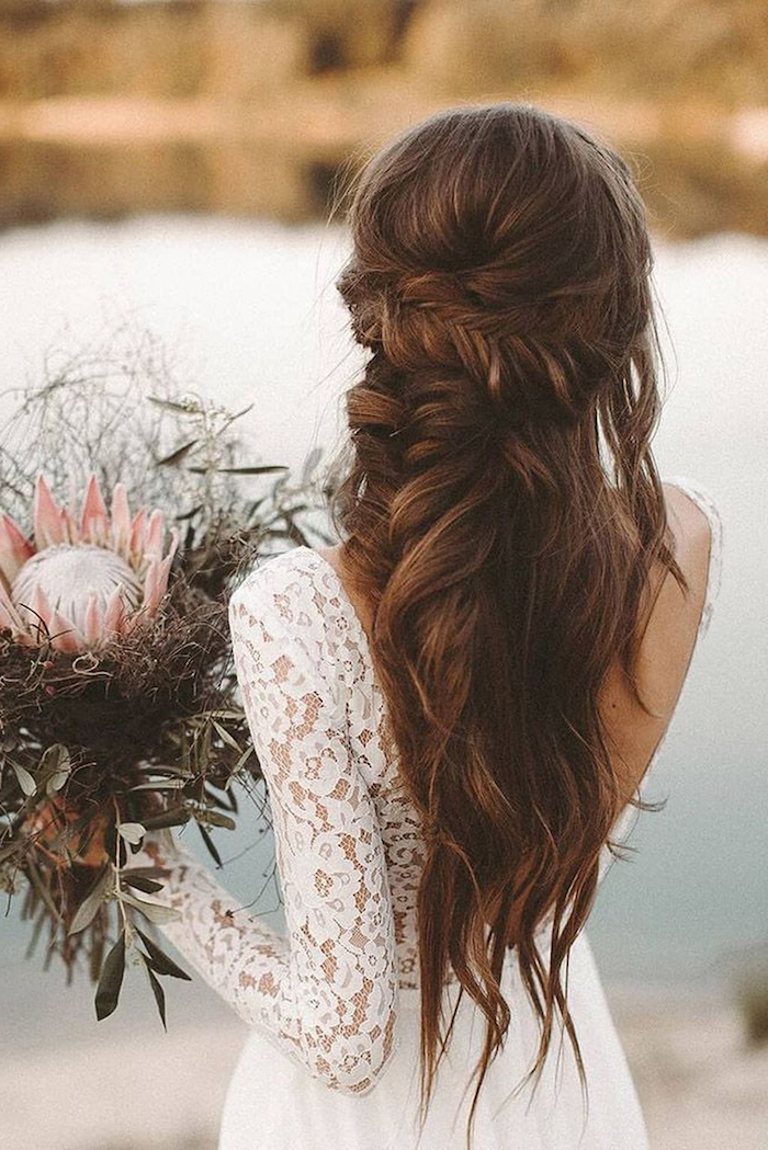 halboffene hochsteckfrisuren lange haare mit zopf elegante brautfrisuren schlichtes brautkleid ohne rücken mit spitze großer blumenstrauß boho chic hochzeit