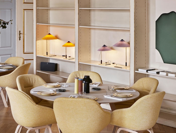 hay lampe tischleuchte matin inneneinrichtung inspiration danisch design skandinavische deko scandi style wohnzimmer gelbe sessel