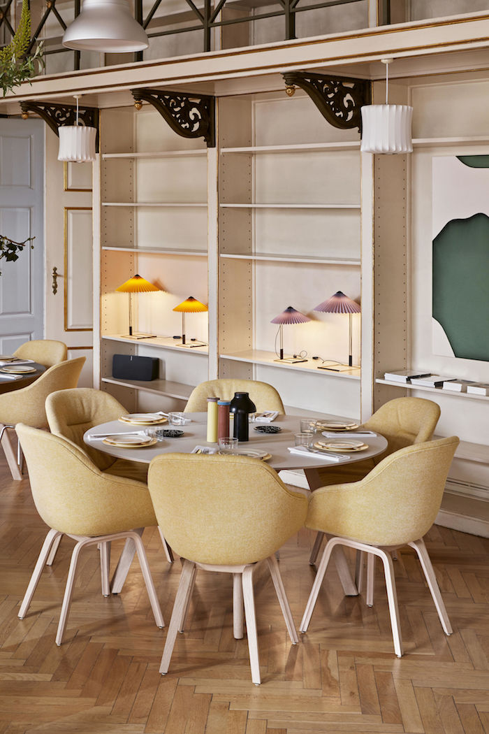 hay lampe tischleuchte matin inneneinrichtung inspiration danisch design skandinavische deko scandi style wohnzimmer gelbe sessel dänisches design