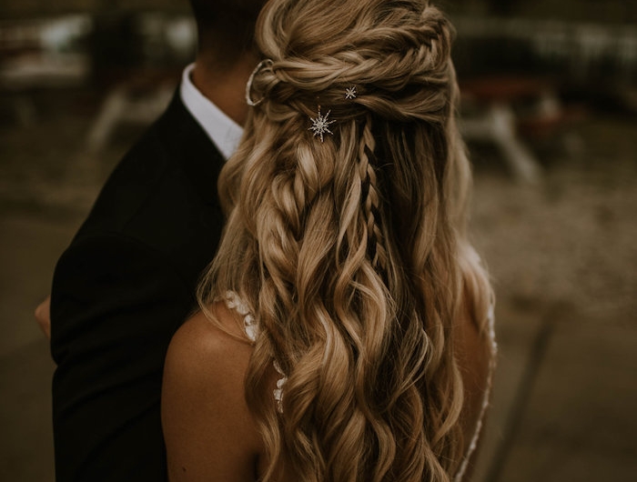 hochzeitsfrisuren mit vielen zöpfen lange blonde haare halb hoch halboffene frisuren braut hochzeit elegantes weißes kleid mit spitze