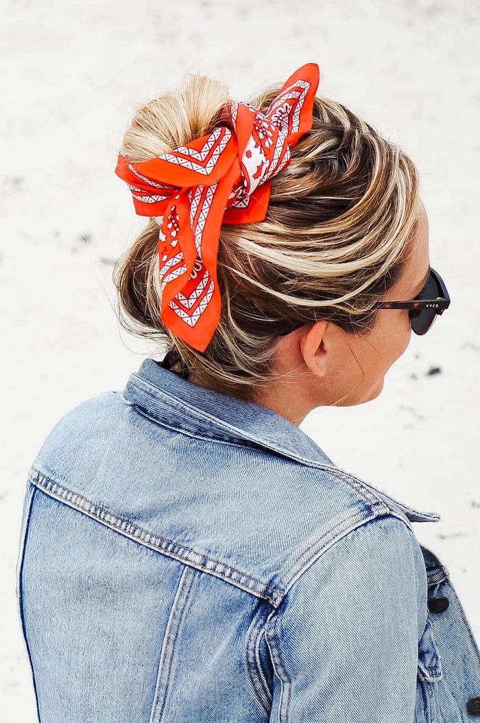 idee für unkomplizierte frisuren für mittellange haare mit bandana und haardutt rot weißes tuch um den knoten denimjacke